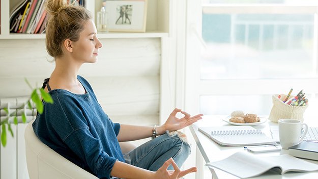 Carstens-Stiftung: Pflege von demenzkranken Angehörigen – Starke Nerven durch Yoga und Meditation Carstens-Stiftung: Pflege von demenzkranken Angehörigen – Starke Nerven durch Yoga und Meditation