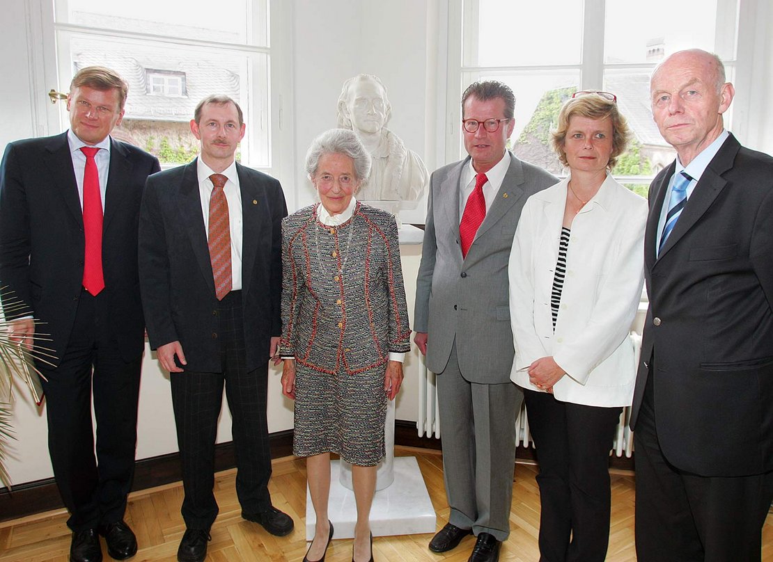 Gruppenbild anlässlich der Errichtung der Stiftungsprofessur, von l. nach r.: Prof. Dr.  Stefan Willich, Dr. Michael Elies, Dr. Veronica Carstens, Dr. Henning Albrecht, Dr. Dorothee Schimpf und Prof. Dr. Detlev Ganten. Quelle: Archiv der Carstens-Stiftung