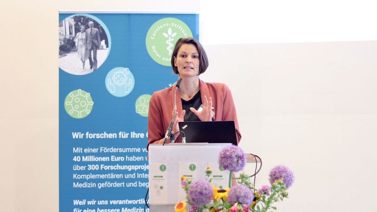 Dr. Julia Siewert Dr. Julia Siewert