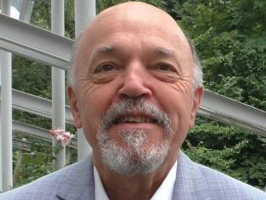 Zehn Fragen an Dr. Rainer Scheer Zehn Fragen an Dr. Rainer Scheer