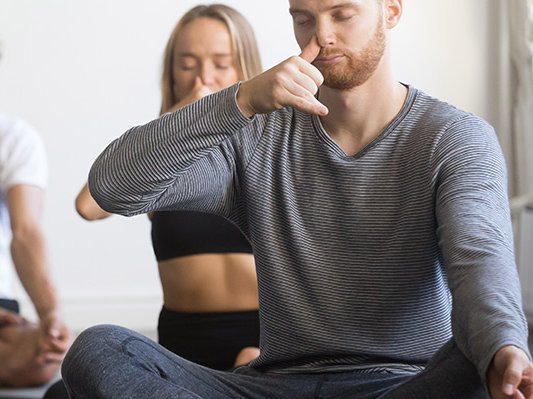 Pranayama-Yoga lässt COPD-Patienten besser durchatmen Pranayama-Yoga lässt COPD-Patienten besser durchatmen