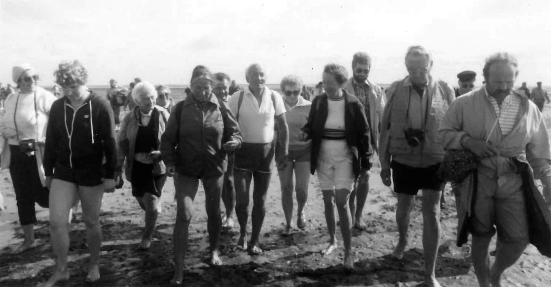 Veronica Carstens inmitten ihrer Wanderbegleitung zwischen Föhr und Amrum 1983