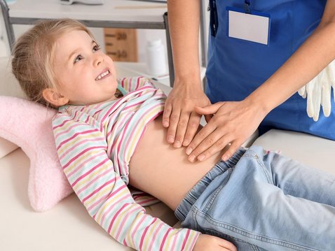 Lindert schwedische Massage Verstopfungssymptome bei Kindern?