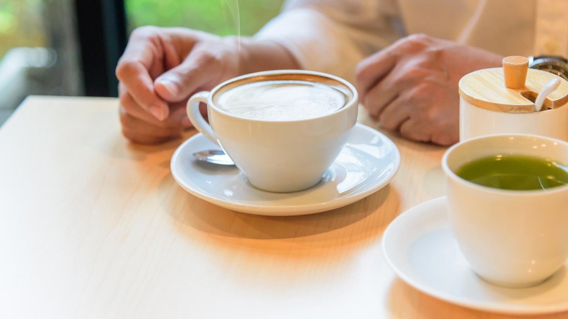 Demenz-Prävention: Grüner Tee oder Kaffee für das Gehirn?