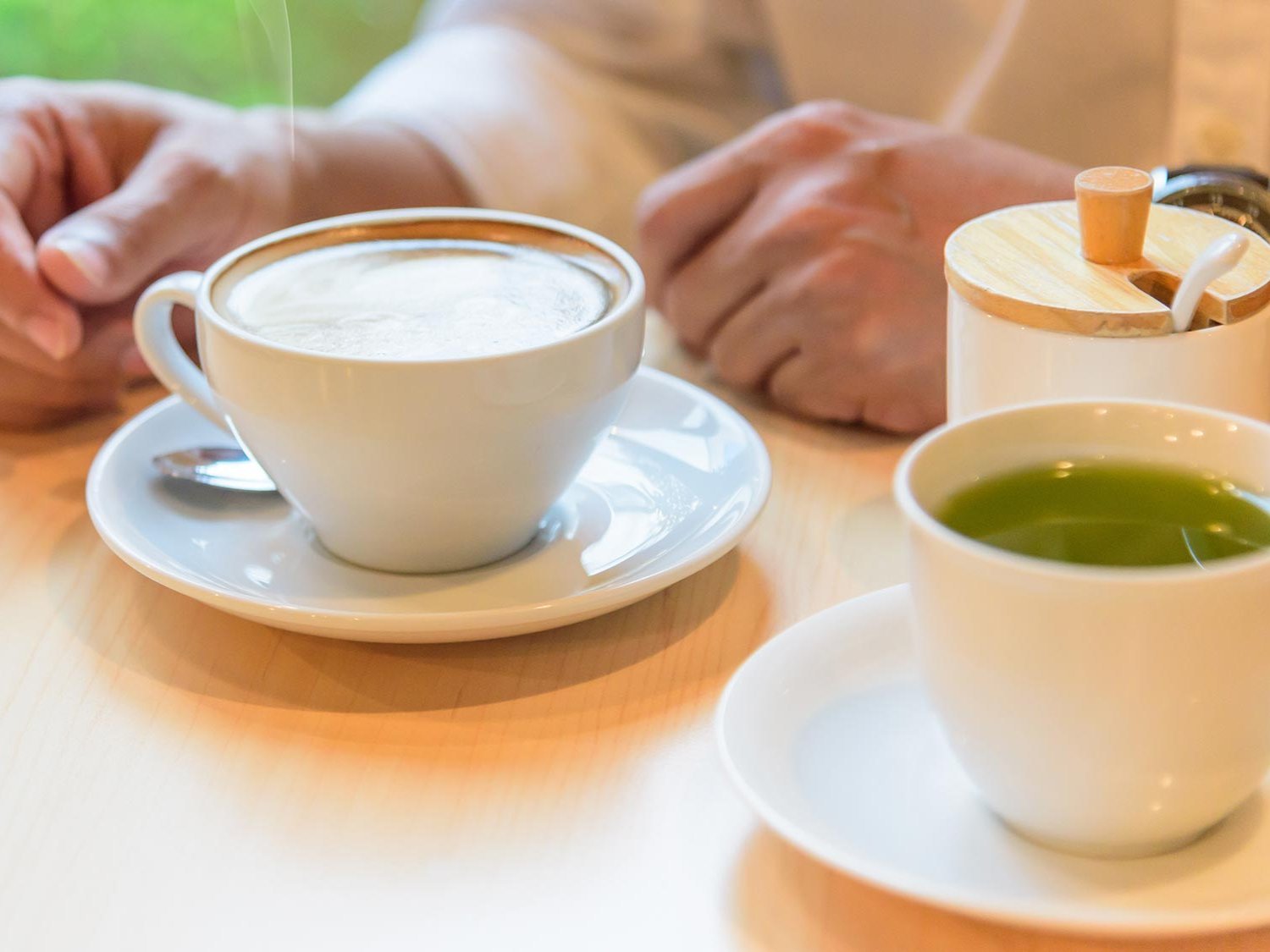 Demenz-Prävention: Grüner Tee oder Kaffee für das Gehirn?