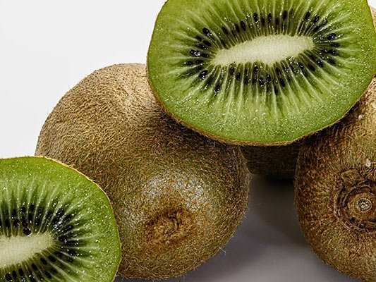Kiwis essen gegen Verstopfung: Nicht nur Reizdarmpatienten profitieren Kiwis essen gegen Verstopfung: Nicht nur Reizdarmpatienten profitieren