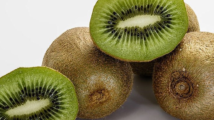 Kiwis essen gegen Verstopfung: Nicht nur Reizdarmpatienten profitieren Kiwis essen gegen Verstopfung: Nicht nur Reizdarmpatienten profitieren