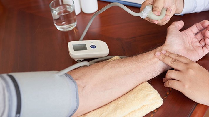 Carstens-Stiftung: Hypertonie: Wann sind Blutdrucksenker sinnvoll? Bluthochdruck senken durch Blutdrucksenker um kardiovaskuläres Risiko zu vermeiden