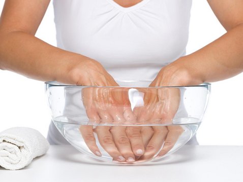 Arthritis: Hand-Fuß-Bad mit warmem (Salz)Wasser Arthritis: Hand-Fuß-Bad mit warmem (Salz)Wasser