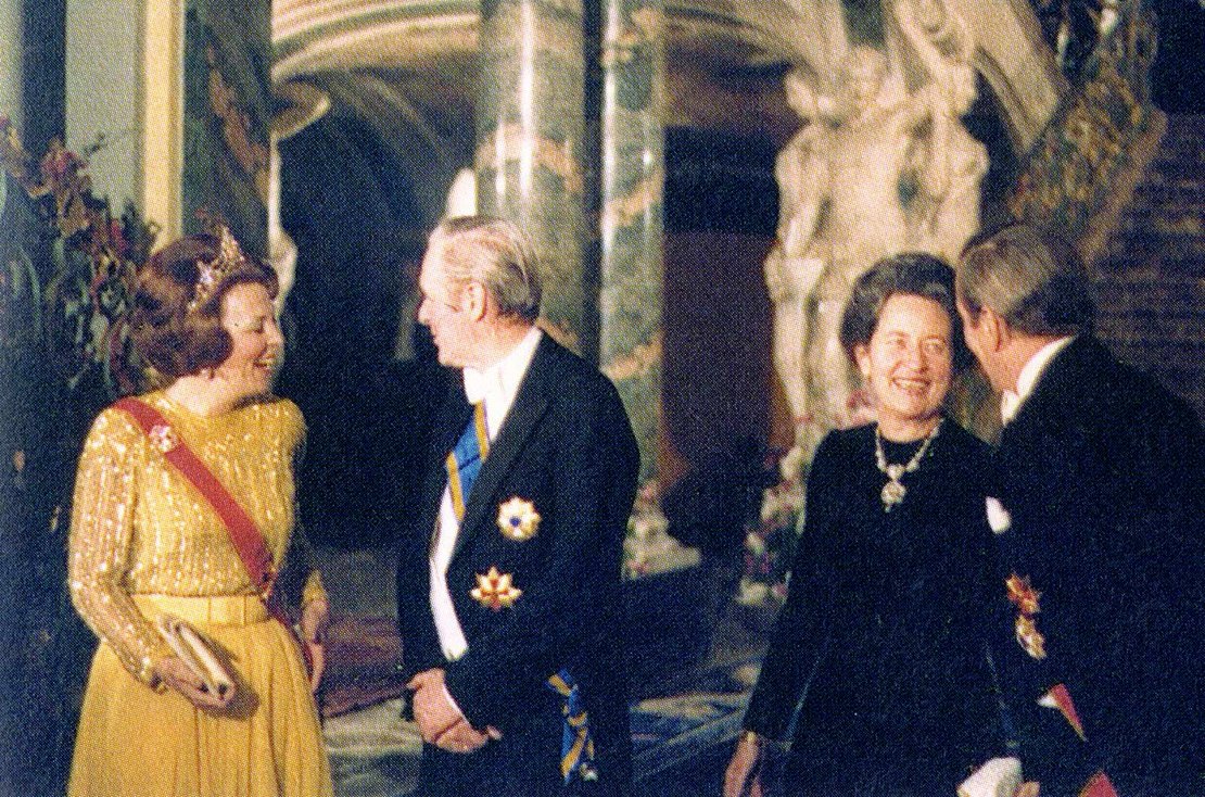 Dr. Veronica Carstens im Gespräch mit Prinz Claus. Daneben dessen Ehefrau Beatrix, Königin der Niederlande, und Bundespräsident Karl Carstens. Quelle: Archiv der Carstens-Stiftung
