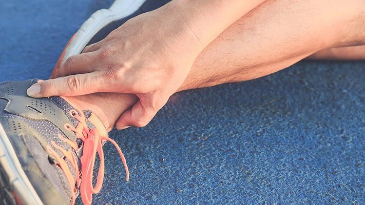 Carstens-Stiftung: Nach Fußgelenksverstauchung mit (Hoch-)Druck wieder auf die Beine kommen Carstens-Stiftung: Nach Fußgelenksverstauchung mit Akupressur wieder auf die Beine kommen