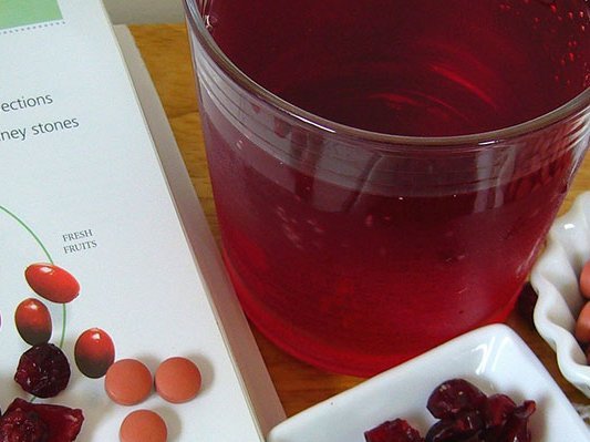 Cranberry-Saft putzt die Gefäße. Pflanzenheilkunde aus der Carstens-Stiftung : Natur und Medizin. Cranberry-Saft putzt die Gefäße. Pflanzenheilkunde aus der Carstens-Stiftung : Natur und Medizin.