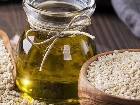 Kamille-Sesamöl-Gel zur Linderung von Migräne Kamille-Sesamöl-Gel zur Linderung von Migräne