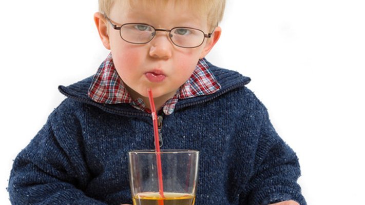 Carstens-Stiftung: Bei Dehydrierung infolge eines Magen-Darm-Infekts kann vor allem Kleinkindern mit verdünntem Apfelsaft geholfen werden. Carstens-Stiftung: Bei Dehydrierung infolge eines Magen-Darm-Infekts kann vor allem Kleinkindern mit verdünntem Apfelsaft geholfen werden.