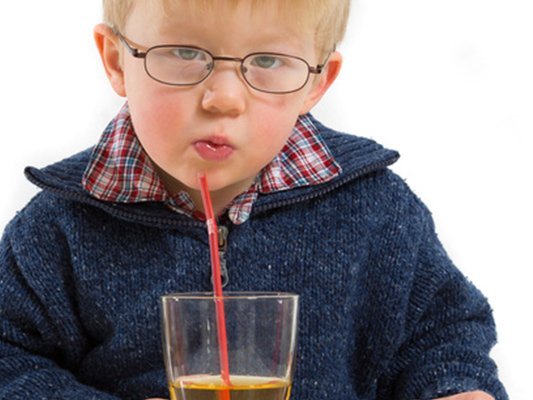 Carstens-Stiftung: Bei Dehydrierung infolge eines Magen-Darm-Infekts kann vor allem Kleinkindern mit verdünntem Apfelsaft geholfen werden. Carstens-Stiftung: Bei Dehydrierung infolge eines Magen-Darm-Infekts kann vor allem Kleinkindern mit verdünntem Apfelsaft geholfen werden.