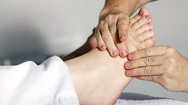 Punkt für Punkt mehr Lebensqualität bei Multipler Sklerose Carstens-Stiftung: Fußreflexzonenmassage bei Multipler Sklerose