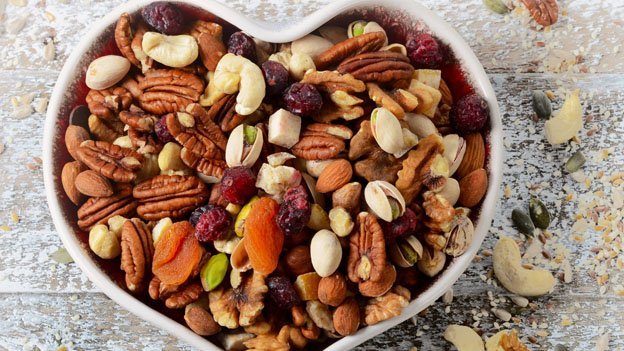 Carstens-Stiftung: Erdnüsse, Walnüsse, Mandeln, Pistazien, Paranüsse, Haselnüsse oder Cashews - alle sind gesund.