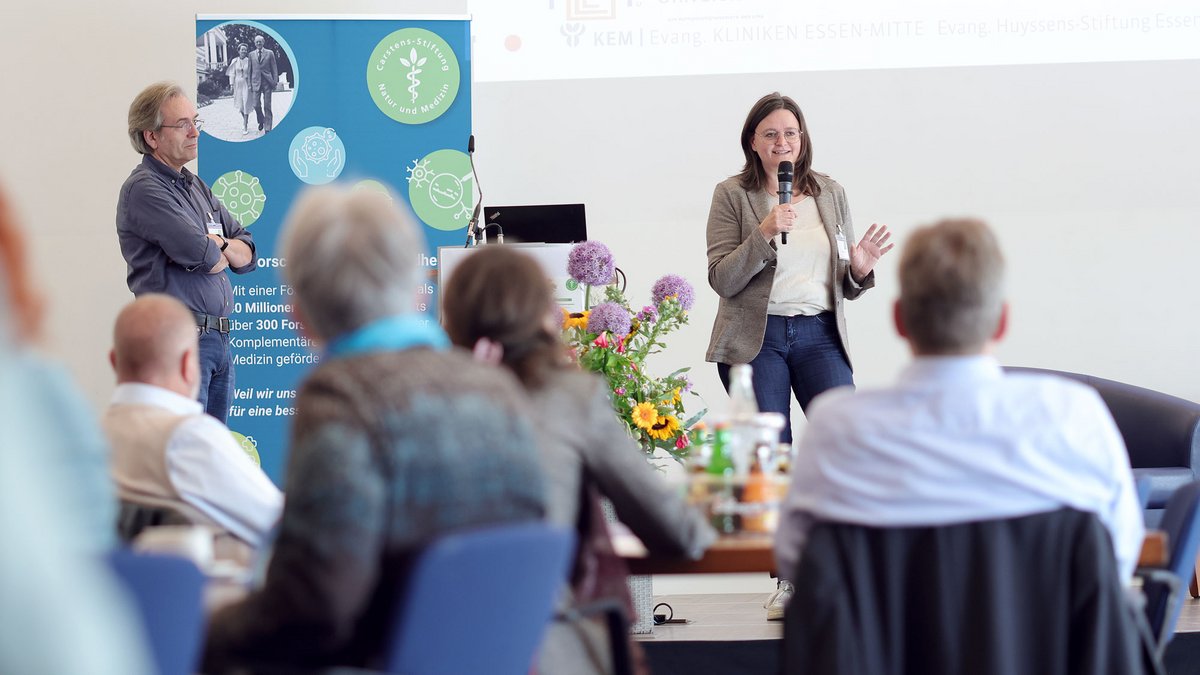 PD Dr. Petra Voiß mit Prof. Dr. Matthias Rostock PD Dr. Petra Voiß mit Prof. Dr. Matthias Rostock