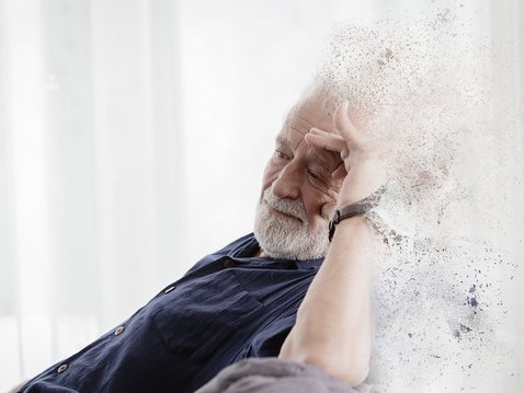 älterer Herr mit Demenz