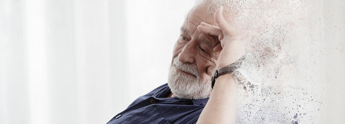 älterer Herr mit Demenz