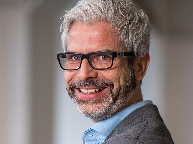 Zehn Fragen an Professor Tobias Esch Zehn Fragen an Professor Tobias Esch