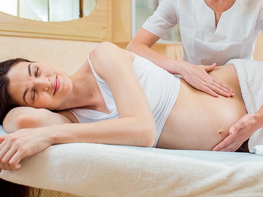 Carstens-Stiftung: Dammverletzungen mit Massage vorbeugen