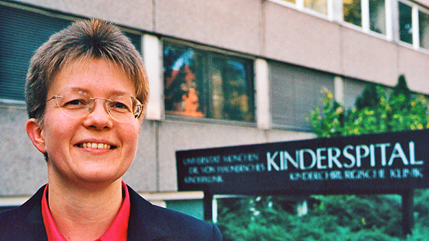 Dr. Sigrid Kruse vor dem Dr. von Haunerschen Kinderspital in München Das Modellprojekt Homöopathie in der Pädiatrie