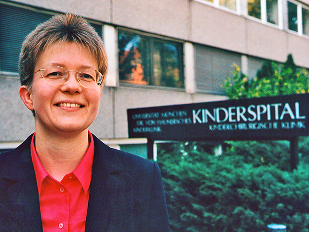 Dr. Sigrid Kruse vor dem Dr. von Haunerschen Kinderspital in München Das Modellprojekt Homöopathie in der Pädiatrie