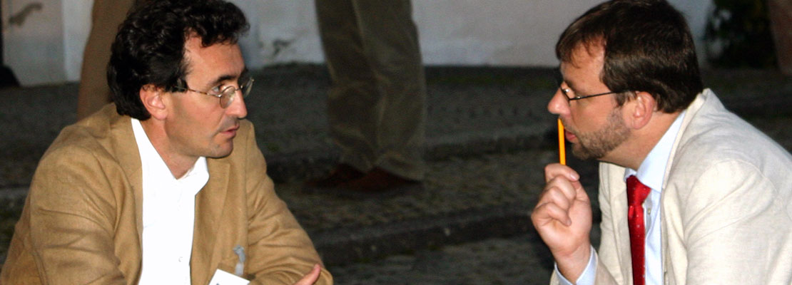 Rainer Lüdtke am Abend des Projektleitersymposiums 2006 im Fachgespräch mit Professor Roman Huber. Quelle: Archiv der Carstens-Stiftung