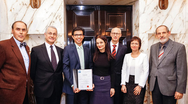Hans-Walz-Förderpreises an Jethro Hernandez Berrones verliehen. Hans-Walz-Förderpreis für Homöopathiegeschichte 2015