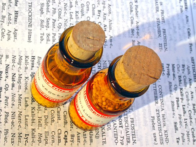 Masernimpfung, Homöopathie und Wissenschaft Homöoapthie. Globulifläschchen auf Repertorium.