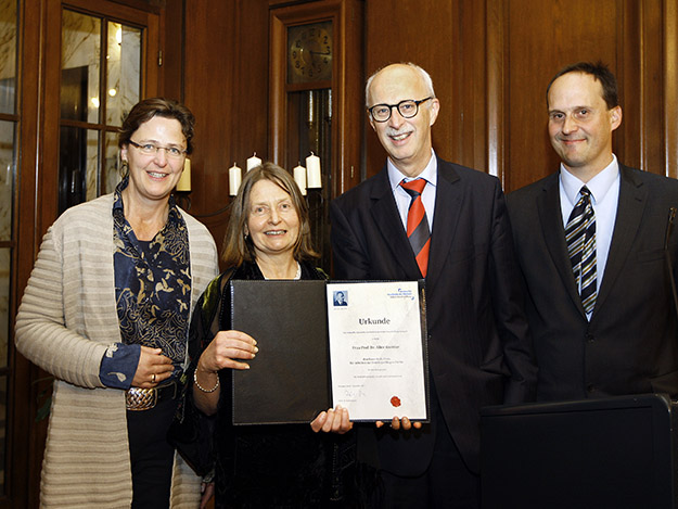 Hans-Walz-Förderpreis für Arbeiten zur Homöopathiegeschichte verliehen Carstens-Stiftung: Hans-Walz-Förderpreis für Arbeiten zur Homöopathiegeschichte verliehen