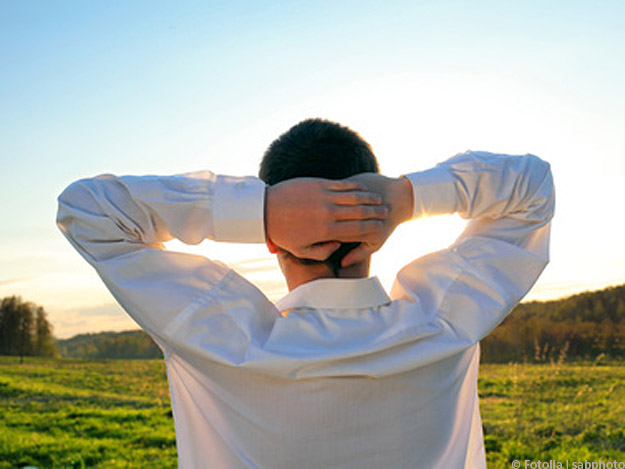 Carstens-Stiftung: Sanfte Handgriffe (Craniosacrale Therapie) lindern chronische Nackenschmerzen.